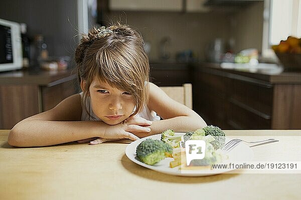 Vorderansicht wählerisches Mädchen verweigert Gemüse