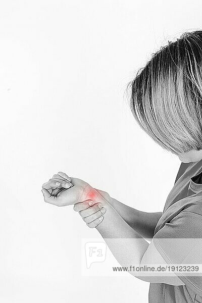 Seitenansicht Frau mit verletztem Handgelenk