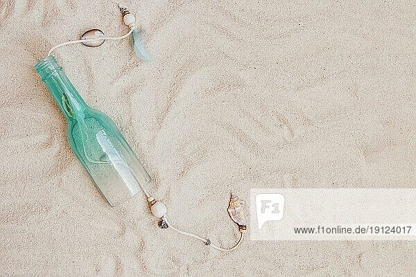 Sommer Komposition mit Sand Flasche leeren Raum