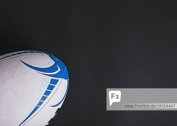Close up weißen Rugbyball schwarzem Hintergrund