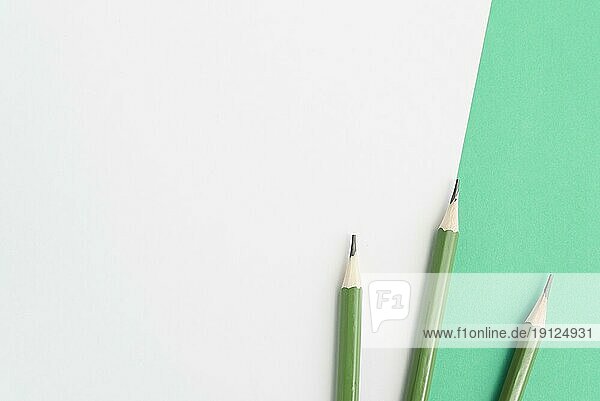 Grüne spitze Bleistifte doppelter Hintergrund