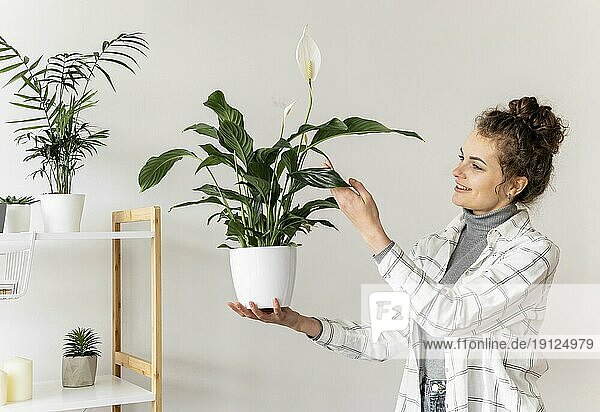 Mittlere Einstellung Frau hält Pflanze