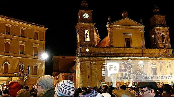 Nachtaufnahme  angesrahlte Kirche  Menschenmenge  Osterprozession  Gründonnerstag  Calatanisetta  Sizilien  Italien  Europa