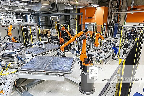 Solarwatt ist ein deutscher Hersteller und Anbieter von Photovoltaikanlagen für Eigenheime und Kleingewerbe. Die Firma verfolgt konsequent eine Strategie des kompletten energetischen Systems  das bedeutet sie produziert und vertreibt alle wesentlichen Komponenten für Eigenversorgung von Haushalten aus Solarstrom
