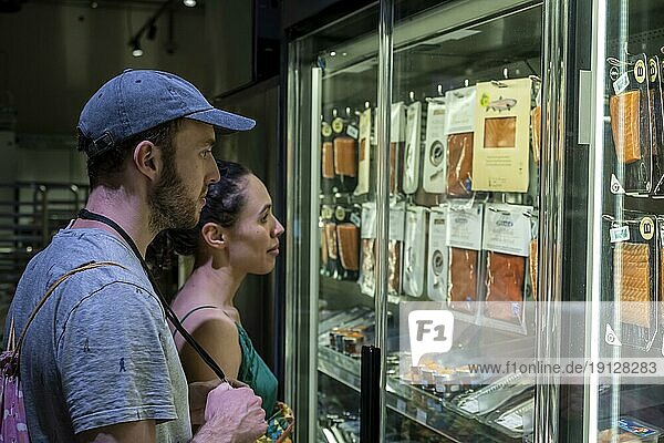 Zwei Personen suchen Lebensmittel im Supermarkt  Schweiz  Europa