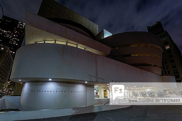Solonom R. Guggenheim Museum bei Nacht  New York  USA  Nordamerika