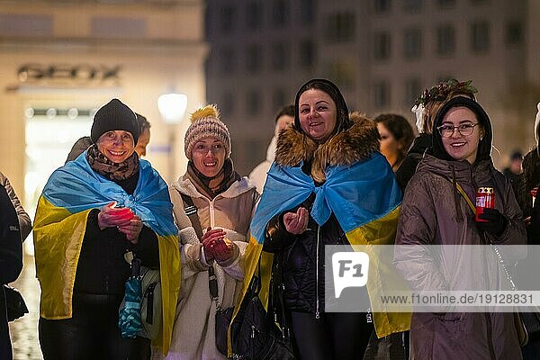 Am ersten Jahrestag der russischen Invasion der Ukraine  fan auf dem Neumarkt vor der Frauenkirche eine große Solidaritätskundgebung der Dresdner mit zahlreichen ukrainischen Flüchtlingen statt. Am Ende fanden sich alle Teilnahmer zu einer großen Lichterkette zusammen