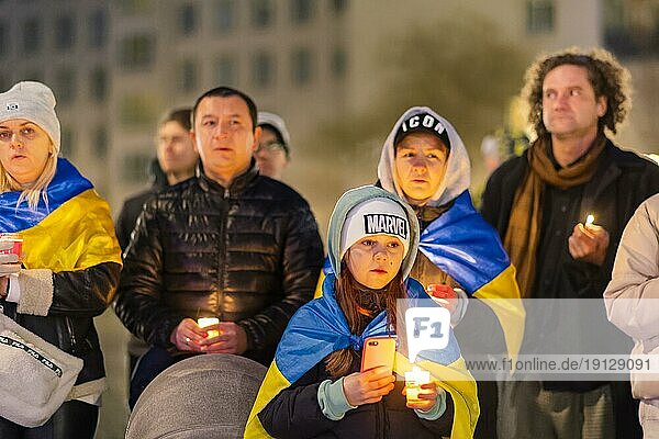 Am ersten Jahrestag der russischen Invasion der Ukraine  fan auf dem Neumarkt vor der Frauenkirche eine große Solidaritätskundgebung der Dresdner mit zahlreichen ukrainischen Flüchtlingen statt. Am Ende fanden sich alle Teilnahmer zu einer großen Lichterkette zusammen