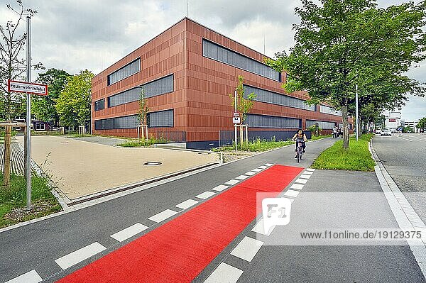 Rotbraune Fassde und Radweg  Berufsbildung und Technologie-Zentrum BTZ  Kempten  Allgäu  Bayern  Deutschland  Europa