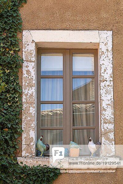 Fenster mit verschiedenen Keramiken auf Fensterbank  Roussillon  Provence  Luberon  Département Vaucluse  Provence-Alpes-Cote dAzur  Frankreich  Europa