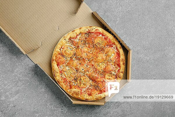Draufsicht auf die klassische Pizza Margherita im Karton