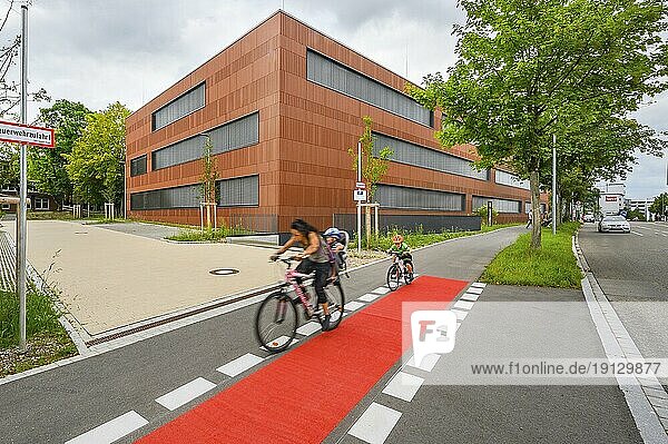 Rotbraune Fassde und Radweg  Berufsbildung und Technologie-Zentrum BTZ  Kempten  Allgäu  Bayern  Deutschland  Europa