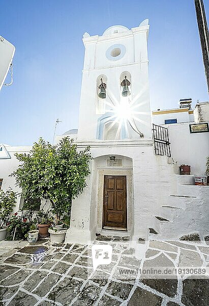 Weiße griechisch orthodoxe Kirche mit Glockenturm und Sonnenstern  malerische Gassen des Ortes Lefkes  Paros  Kykladen  Griechenland  Europa