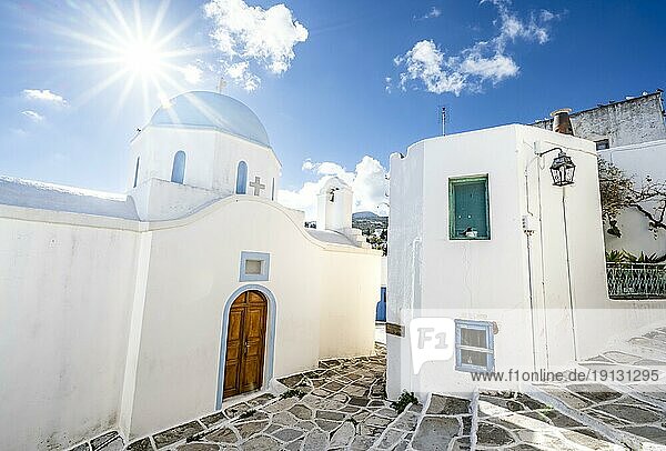 Griechisch orthodoxe Kapelle Agios Spiridon mit Sonnenstern  malerische Gassen des Ortes Lefkes  Paros  Kykladen  Griechenland  Europa