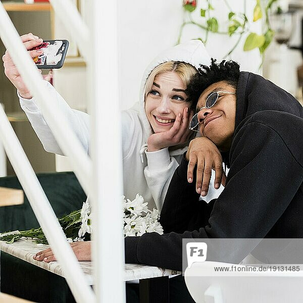 Cute glücklich interracial jugendlich junges Paar unter selfie Handy