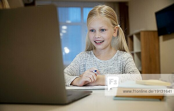 Mädchen macht ihre Hausaufgaben Laptop Konzept
