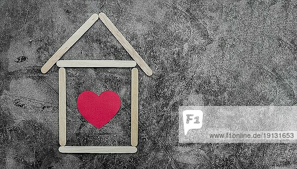 Kreative Eiscreme Holzstäbchen Haus mit rotem Herz alte Wand
