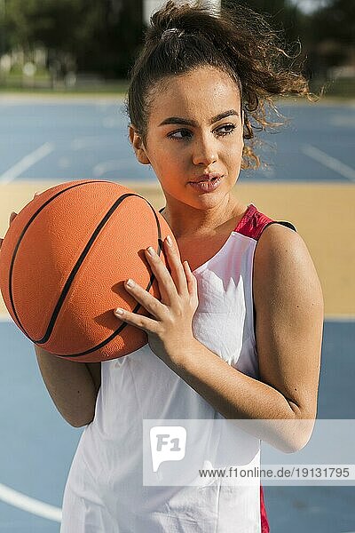 Vorderansicht Mädchen hält Basketball Ball