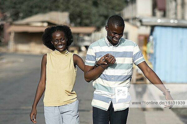 Medium shot afrikanisches Paar hält Hände