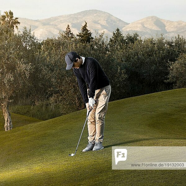 Seitenansicht Mann spielt grasbewachsenen Golfplatz