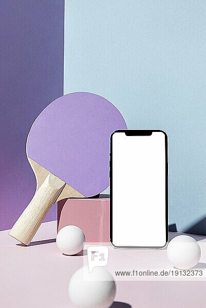 Vorderansicht Tischtennisbälle Paddel mit Smartphone