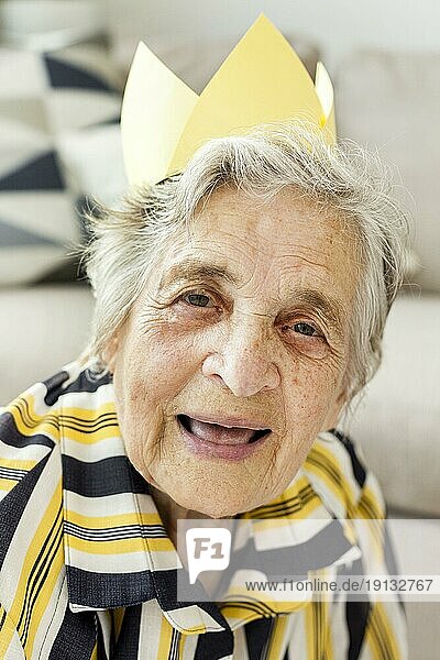 Porträt ältere Großmutter lächelnd