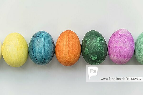 Reihe gefärbte Eier