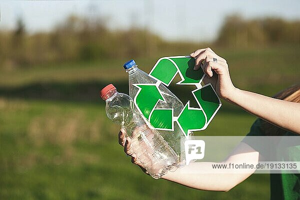 Recycle Hintergrund mit einer Frau  die ein Recycle Schild hält