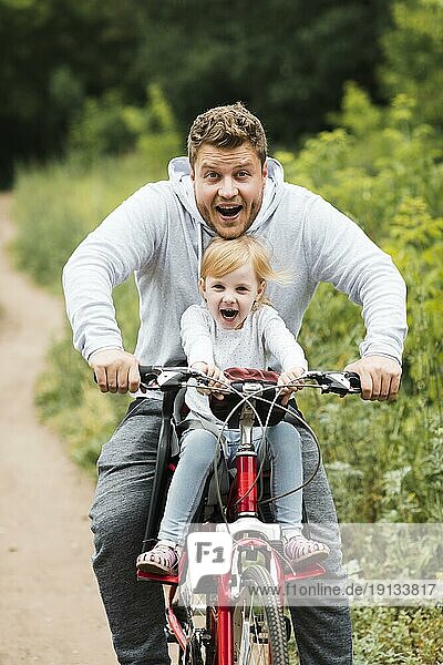Glückliches Vater Tochter Fahrrad