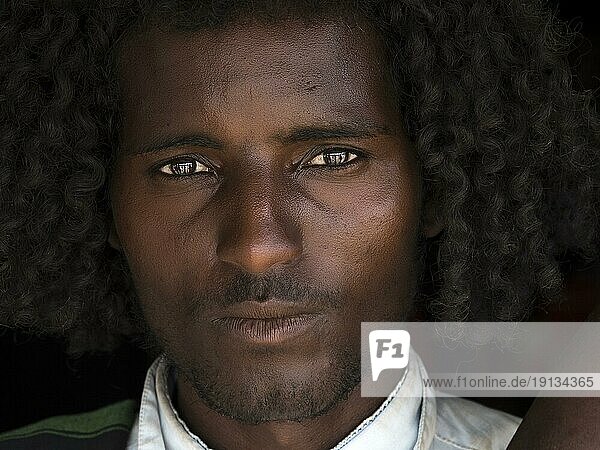 Afar Mann  Portrait mit leuchtenden Augen  Semera  Äthiopien  Afrika