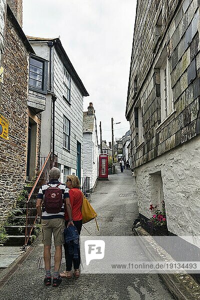 Fußgänger in einer engen Gasse  Touristen  Fischerdorf Port Isaac  Cornwall  England  Großbritannien  Europa