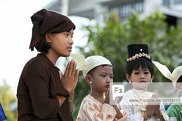 Junge Frau und Kinder beten  Taungu  Bago-Division  Myanmar  Birma  Asien