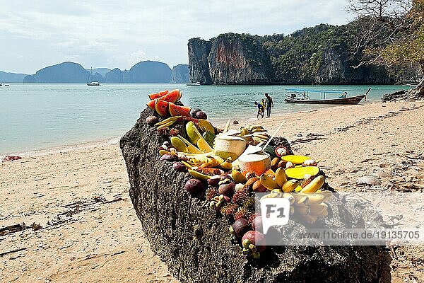 Exotische Früchte  Büfett am Strand  Ao Phang Nga oder Phang-Nga Nationalpark  Thailand  Asien
