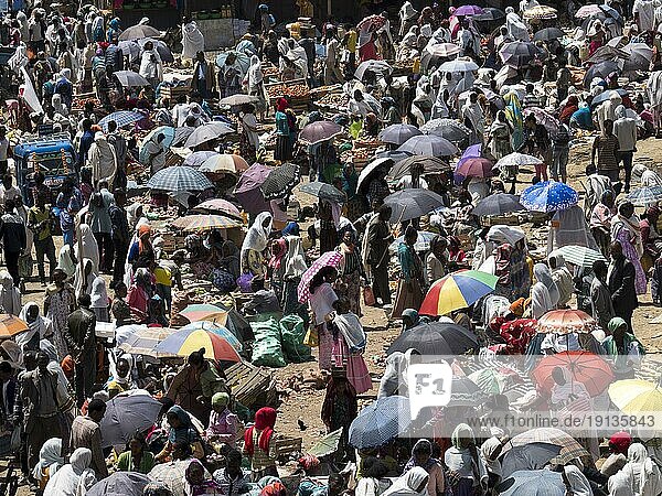 Viele Menschen dicht gedrängt am Markt  Markttreiben  Axum  Äthiopien  Afrika