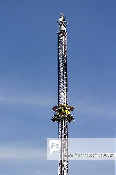 Freefall Extreme Der größte mobile Freifall-Turm der Welt steht zum Stadtfest 2021 in Dresden. Der Freefall Extreme ist 85 Meter hoch und wird mit acht großen Transportern angeliefert