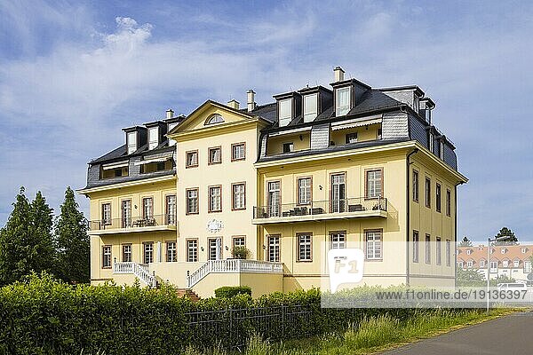 Schloss Zöbiker am Cospudener See  jetzt Wohnhaus. Das Schloss Zöbigker wurde um 1700 von der Familie von Marschall als dem holländischen Barock verpflichteter dreistöckiger Bau mit Doppelmansardwalmdach  in dem längs drei Gaupenreihen übereinanderlagen  aufgeführt