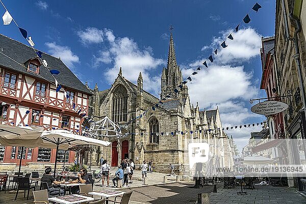 Fachwerkhäuser und die Basilika Notre-Dame-du-Roncier in der Altstadt von Josselin  Bretagne  Frankreich  Europa