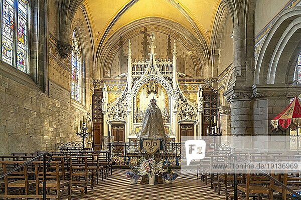 Innenraum der Basilika Notre-Dame-du-Roncier in Josselin  Bretagne  Frankreich  Europa