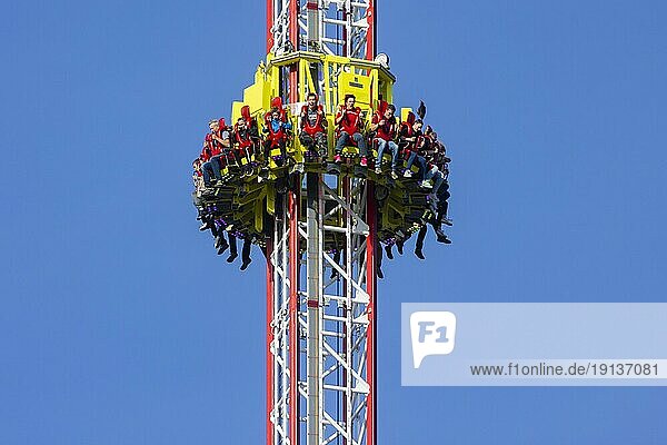 Freefall Extreme Der größte mobile Freifall-Turm der Welt steht zum Stadtfest 2021 in Dresden. Der Freefall Extreme ist 85 Meter hoch und wird mit acht großen Transportern angeliefert
