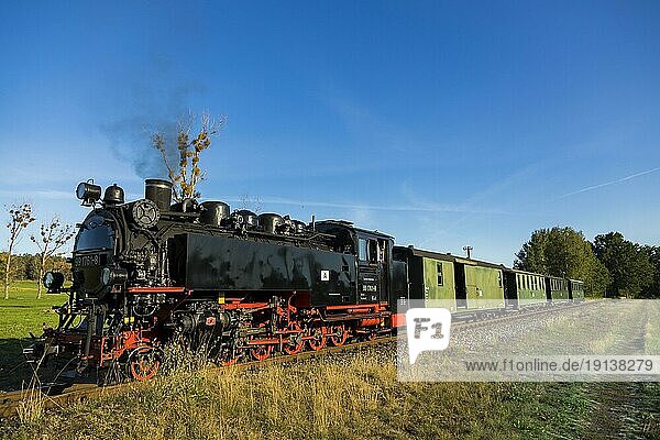 Zum jährlichen Streckengeburtstag der Lößnitzgrundbahn verkehren im September viele Sonderzüge aus verschiedenen Epochen der Eisenbahngeschichte. Die Traditionsbahn Radebeul fährt mit ihrem Zug der Königlich Sächsischen Staatseisenbahnen  die SDG bietet Plätze im historischen Zug der Deutschen Reichsbahn und natürlich im regelmäßig verkehrenden Dampfzug.Lok 99 1761-8 Baujahr 1933