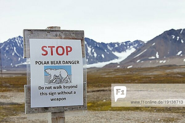 Eisbärenwarnschild in Svalbard,  Spitzbergen,  Norwegen,  Europa