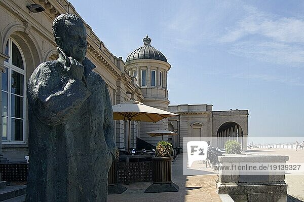 Bronzeskulptur von König Baudouin und den Venezianischen Galerien im Badeort Ostende an der Nordseeküste  Belgien  Europa