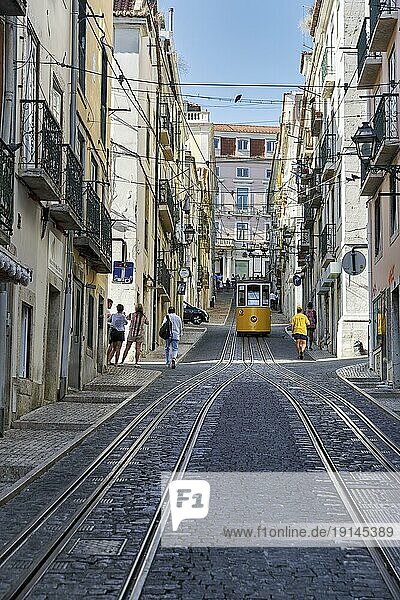Standseilbahn  gelbe Straßenbahn  Elevador da Bica  nationales Monument  alte Wohnhäuser  Fußgänger in engen Gassen  Bairro Alto  Lissabon  Portugal  Europa