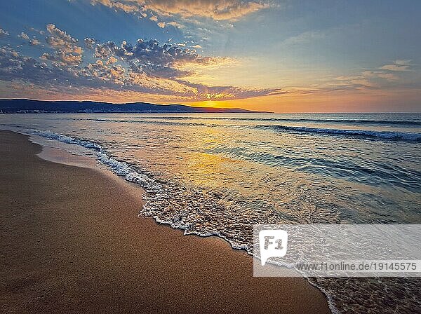 Meer Sonnenaufgang Szene  natürlichen Hintergrund. Am frühen Morgen am Strand mit einem friedlichen Blick auf die Morgendämmerung über den Hügeln. Sommerurlaub am Meer  Reisekonzept