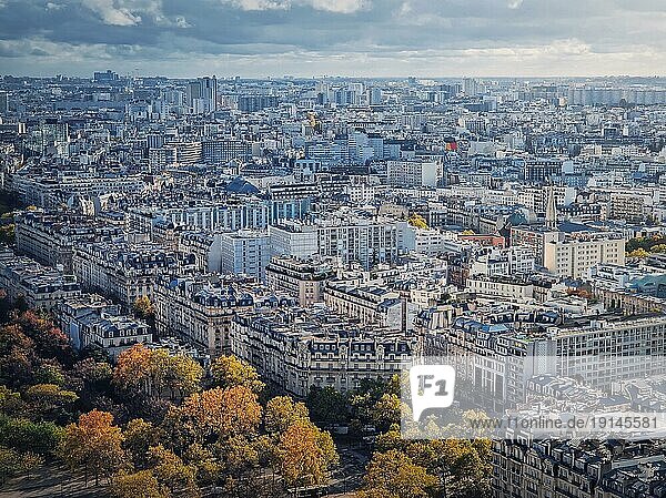 Pariser Stadtbild vom Eiffelturm aus gesehen  Frankreich. Herbst Saison Szene mit farbigen Bäumen