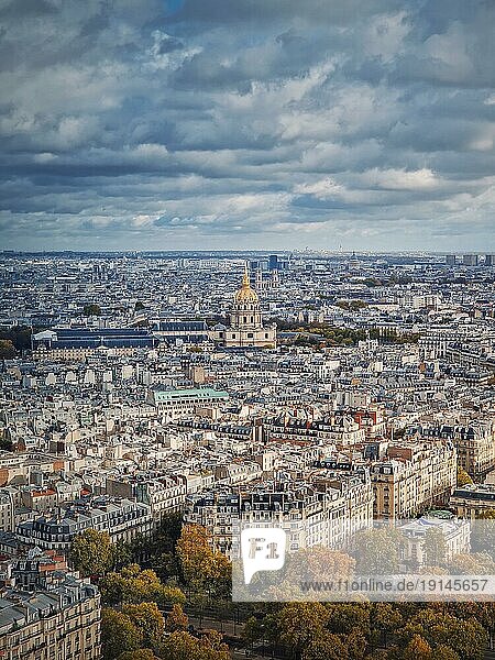 Luftaufnahme des Stadtbilds von Paris  Frankreich. Les Invalides Gebäude mit goldener Kuppel. Herbst parisian Szene  vertikalen Hintergrund