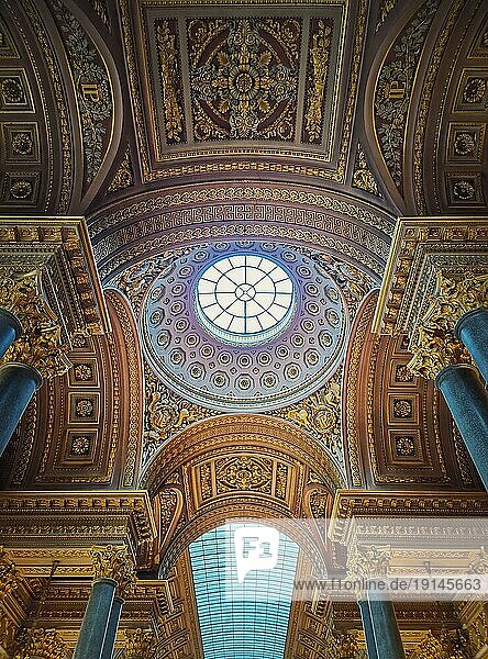 Details der Architektur des Schlosses von Versailles im Inneren des Saals der Galerie der großen Schlachten  dem größten Saal des Palastes von Sonnenkönig Ludwig XIV. Goldene Ornamente und Dekor  Marmorsäulen und Glasdecke