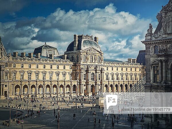 Gelände des Louvre Museums  Paris  Frankreich. Das berühmte Palastgebäude von außen betrachtet