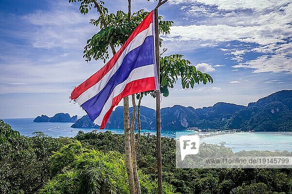 Blick auf die wunderschöne Insel Ko Phi Phi Don vom Aussichtspunkt 3 mit wehender Thailand Flagge