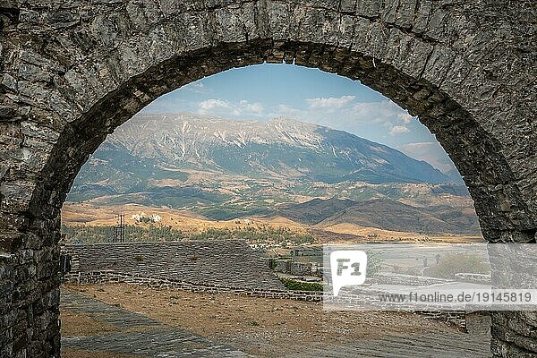 Gjiroskaster  Albanien  gehört zum UNESCO Weltkulturerbe und beherbergt Festungsruinen aus der Zeit des Osmanischen Reiches. Schöne albanische Berge umgeben die alte Stadt  Europa